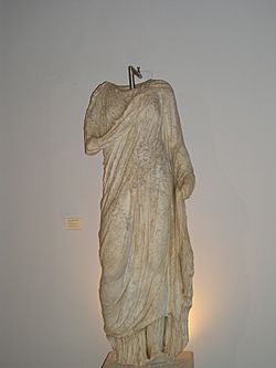 EstatuafemeninatogadaCáceres.JPG
