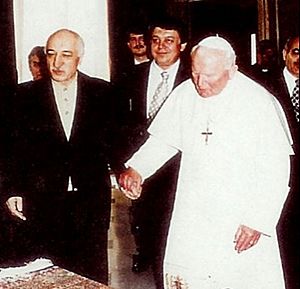 Archivo:Fethullah Gülen visiting Ioannes Paulus II