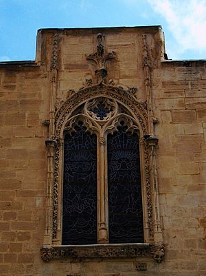 Archivo:Finestra de la part nord del creuer, corresponent a l'antiga sala capitular, catedral d'Oriola