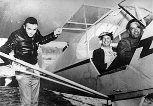 Archivo:First Lady Eleanor Roosevelt, center, is shown in a digital image of a photo taken with U.S. Army Air Corps Tuskegee Airman pilot C. Alfred Anderson in March 1941 140223-F-ZZ999-001
