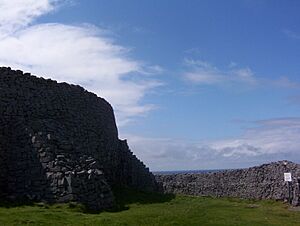 Archivo:Fortifications at Dún Aengus