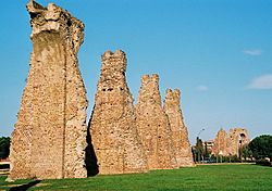 Archivo:Frejus-aqueduc-romain-piliers-de-sainte-croix