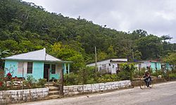 Archivo:Houses in "Mountain Architecture" style (60s onward) in Jibacoa's main road