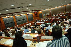 Archivo:Inside a Harvard Business School classroom