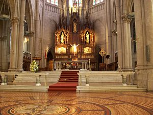 Archivo:Interior de la Catedral de Mar del Plata