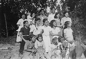 Archivo:Jóvenes de Barriopedro (circa 1949)
