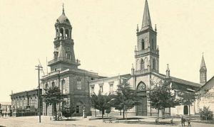 Archivo:La Serena. Teatro nacional, Torre de bomberos e Iglesia la merced.