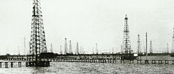 Archivo:Lago de Maracaibo. Pozos petroleros
