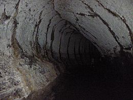 Archivo:Lava tunnel on the island of santa cruz in the galapagos
