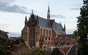 Archivo:Leiden, de Hooglandse kerk RM24917 vanaf de Burcht IMG 3651 2022-09-17 19.39