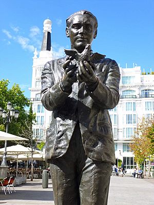 Archivo:Madrid - Plaza de Santa Ana, monumento a García Lorca
