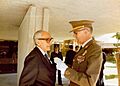 Manuel Gutiérrez Mellado conversa con el teniente general, Guillermo Quintana Lacaci