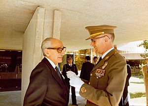 Archivo:Manuel Gutiérrez Mellado conversa con el teniente general, Guillermo Quintana Lacaci