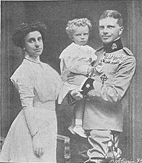 Archivo:María Teresa de Borbón y Fernando de Baviera, con su hijo Luis Alfonso