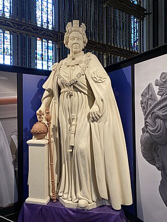 Archivo:Memorial reina Isabel II