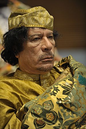 Archivo:Muammar al-Gaddafi at the AU summit