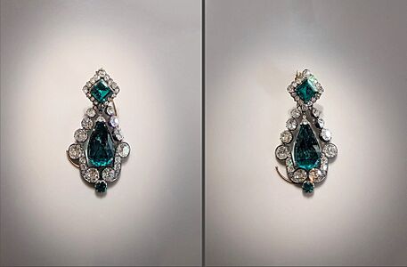 Paire de boucles d'oreilles en émeraudes de la parure de Marie-Louise - Musée du Louvre OA 12156