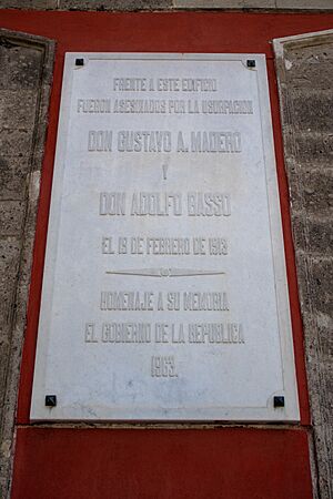Archivo:Placas colocadas en el acceso norte de la Biblioteca México José Vasconcelos 3
