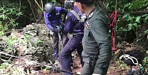 Archivo:Police exploring cave opening at Doi Pha Mi