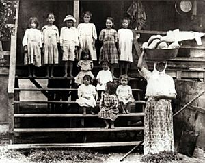 Archivo:Portuguese immigrant family in Hawaii during the 19th century