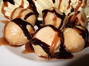 Archivo:Profiteroles with chocolate and caramel sauce, February 2007