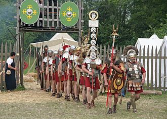 Archivo:Roman soldiers with aquilifer signifer centurio 70 aC