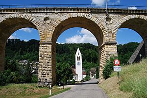 Archivo:Ruemlingen preghejo kaj viadukto 226