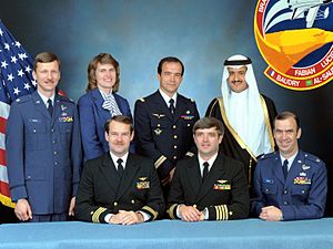 Archivo:STS-51-G crew photo