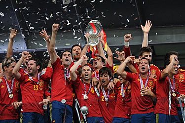 Archivo:Spain national football team Euro 2012 trophy 02