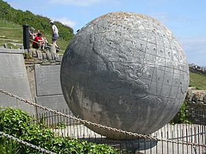 Archivo:Stone Globe - geograph.org.uk - 2885