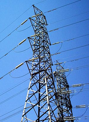 Archivo:Two transmission towers