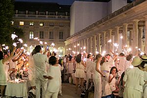Archivo:White dinner, Paris Palais-Royal, June 2015 09