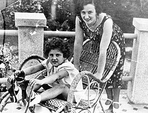 Archivo:Yevgenia Ezhova (nee Feigenberg 1904-1938) with child