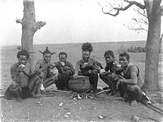 Archivo:Zulu men eating 1920s