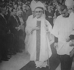 Archivo:Óscar Romero (al centro) y Rutilio Grande (al lado derecho) c. 1977