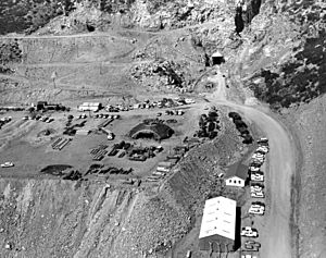 Archivo:1963 Cheyenne Mt, aerial view of const area