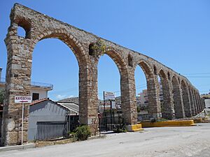 Archivo:Acueducto romano (Calcis, isla de Eubea)