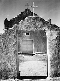 Archivo:Adams Church Taos Pueblo