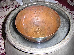 Archivo:Ancient water clock used in qanat of gonabad 2500 years ago
