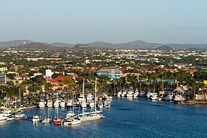 Archivo:Aruba inlet full of sailboats (13256736534)