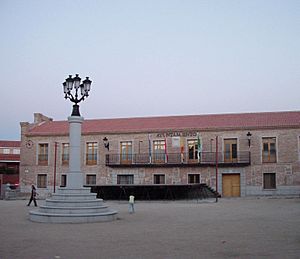 Archivo:Ayuntamiento de Navas del Rey