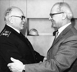 Archivo:Bundesarchiv Bild 183-W0121-017, Berlin, Empfang Sergej Gorschkow bei Erich Honecker