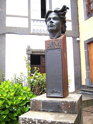Archivo:Busto de Tomás Morales frente a su Casa-Museo en Moya (Gran canaria)