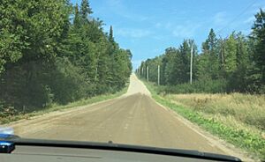 Archivo:Calcium chloride on a dirt road