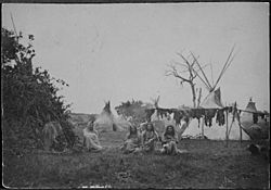 Archivo:Comanche Buffalo hunters and their tepee lodges. August 1871. - NARA - 533056