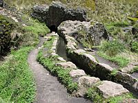 Archivo:Cumbe Mayo Archaeological site - aqueduct