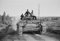 Archivo:German tanks of Panzerabteilung 40 advancing towards the frontline at Vasonvaara