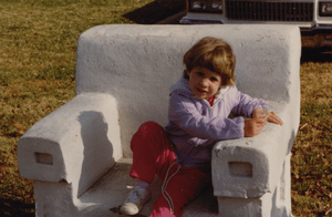 Archivo:Girl sitting in Monte Ne chair at Frisco Park, 1987