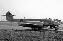 Archivo:Gloster Meteor F.4 VT340 Fairey Ringway 21.07.55 edited-2