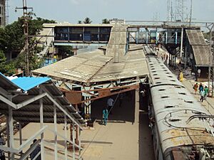 Archivo:Govandi railway station